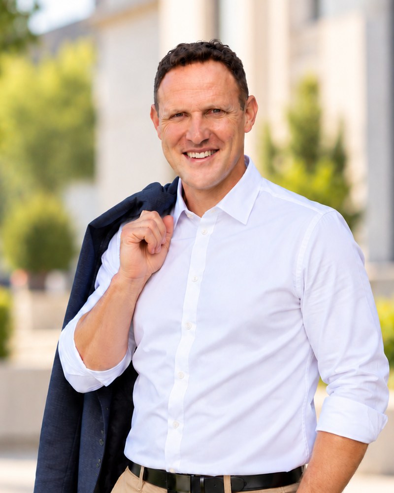 David Štrajhar v beli srajci, kandidat za župana Občine Šenčur